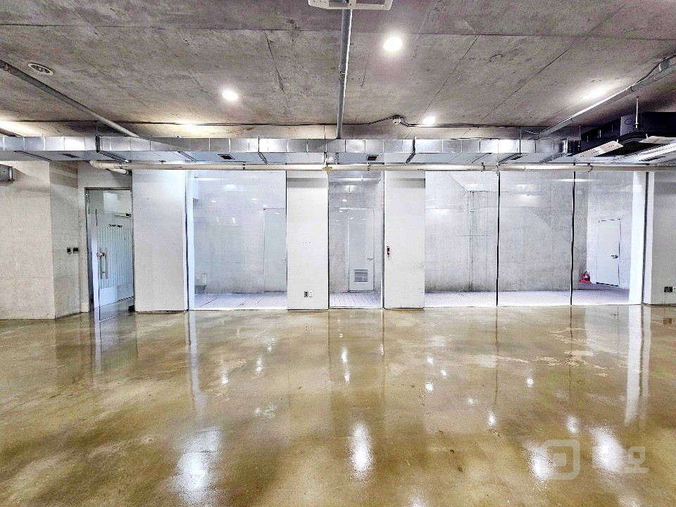 I세븐I 홍대입구역 오피스라인 예쁜건물 지층사무실 선큰구조 매물의 5번째 사진