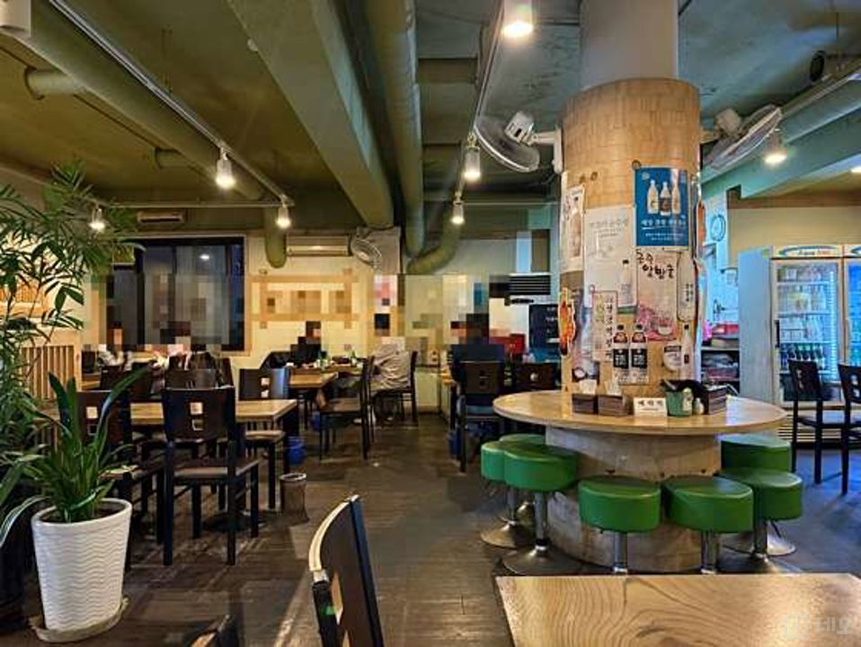 신사동 대로변 코너자리에 위치한 민속주점 매물의 1번째 사진