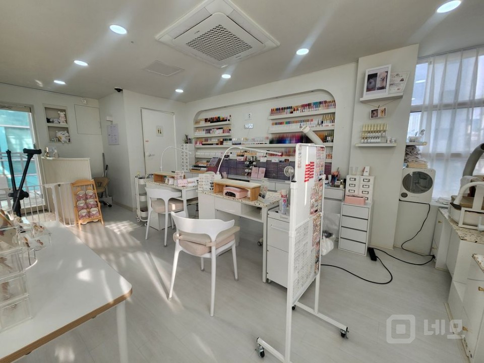 채광좋고 코너 번화가 준신축 컨디션 매물의 1번째 사진
