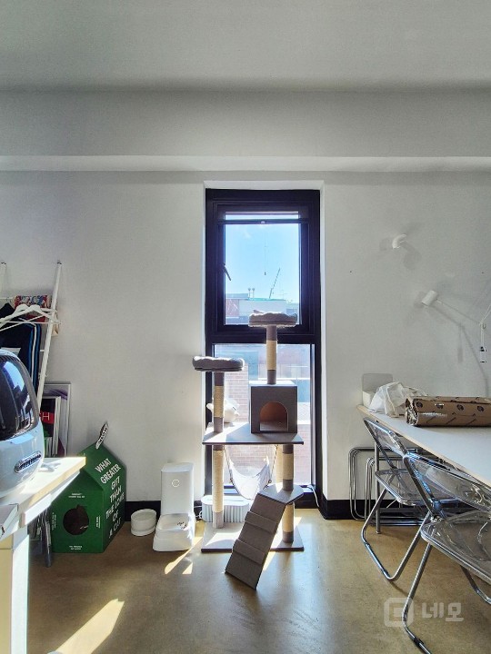 넓은 테라스 세련된 외관 화이트톤 공간  매물의 5번째 사진