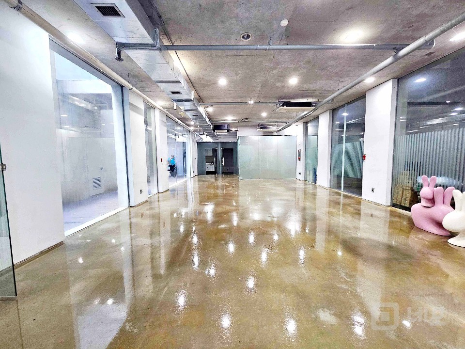 I세븐I 홍대입구역 오피스라인 예쁜건물 지층사무실 선큰구조 매물의 3번째 사진