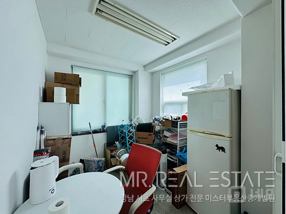 ★교대역2분.인테리어최상.화이트톤.층고높음.사무실ACE★ 매물의 7번째 사진