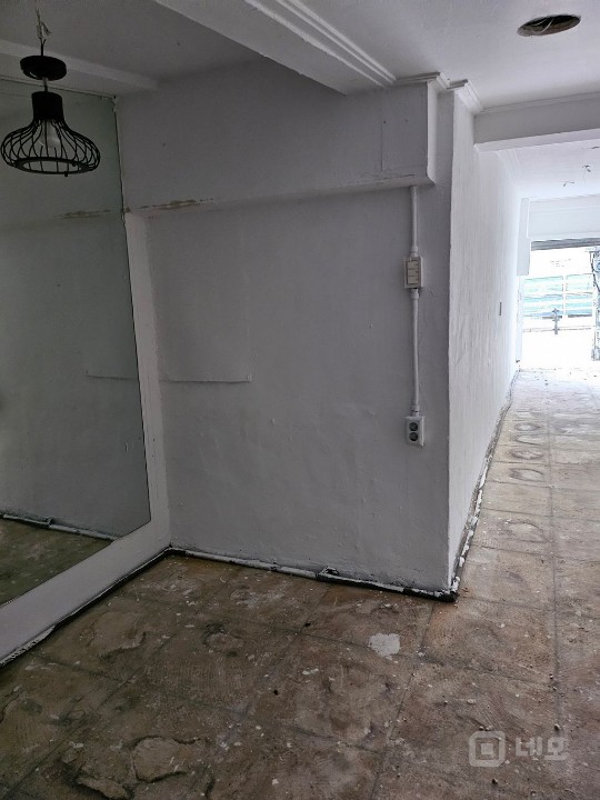 홍대정문 버스정류장 바로앞 매물의 3번째 사진