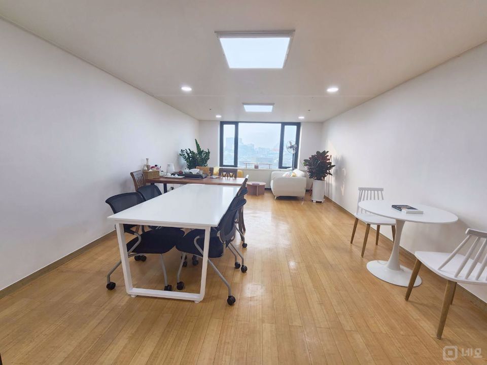 13평 넓은 직사각형 구조의 사무실 매물의 2번째 사진