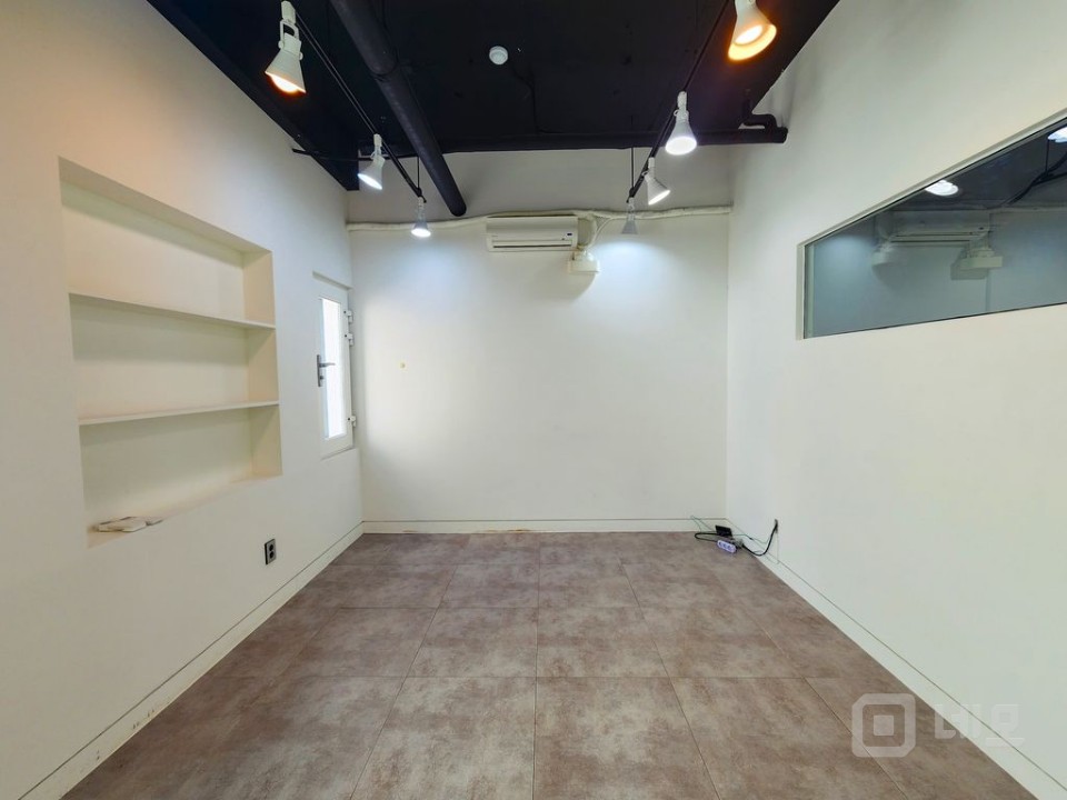 브랜드·스튜디오·교육시설 모두 어울리는 망원 핵심 입지 매물의 13번째 사진