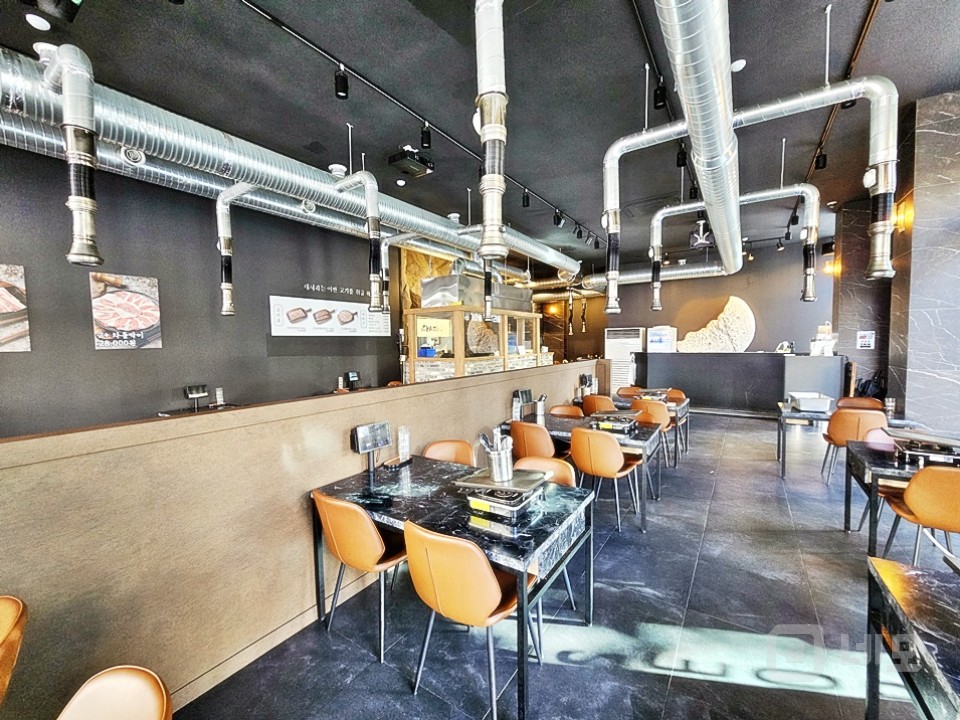 JS 홍대입구역 사거리 인근 대로변 대형 1층 상가임대 매물의 5번째 사진