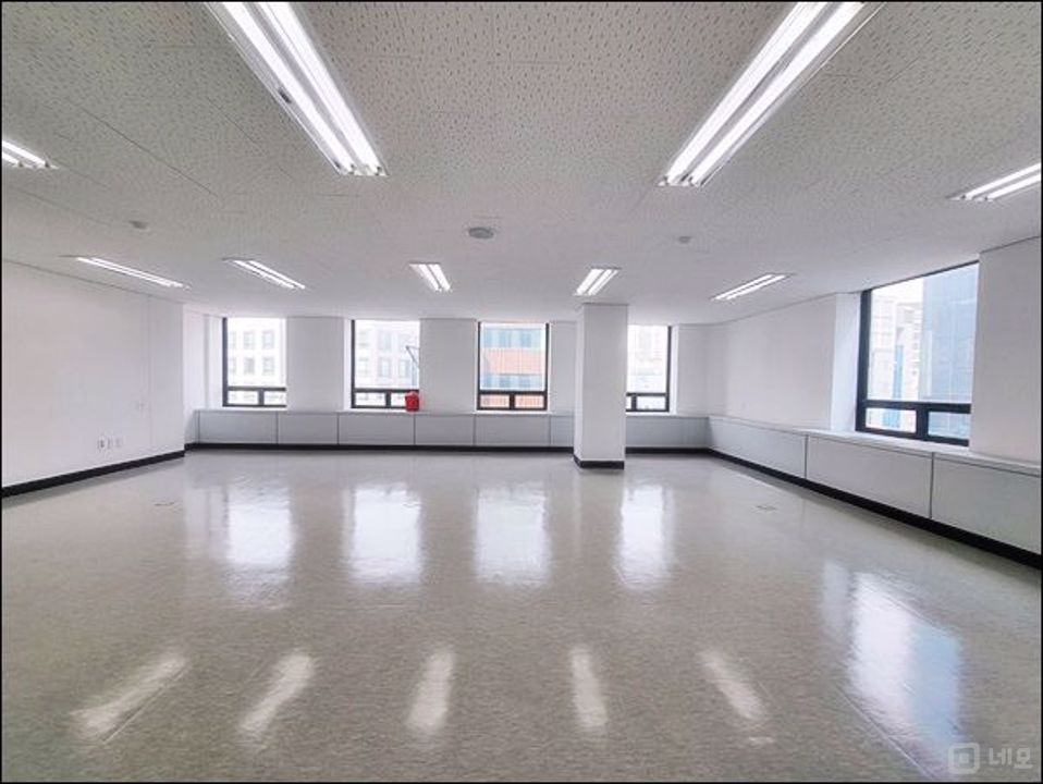 교대역 도보 1분 이내 위치 건물 내 외부 정말 깔끔한 사무실 임대 매물의 2번째 사진