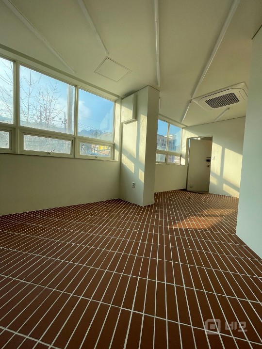 세련된 인테리어, 냉난방기 설치된 사무실 매물의 1번째 사진