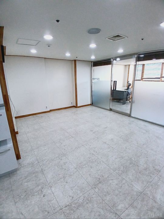 신논현역 도보 5분 넓게 사용 가능한 7,8인용 사무실입니다. 매물의 3번째 사진