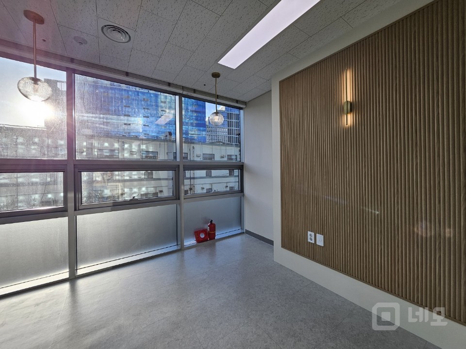 인테리어 예쁜 사무실 실13평 룸1 싱크대 입주협의 매물의 4번째 사진