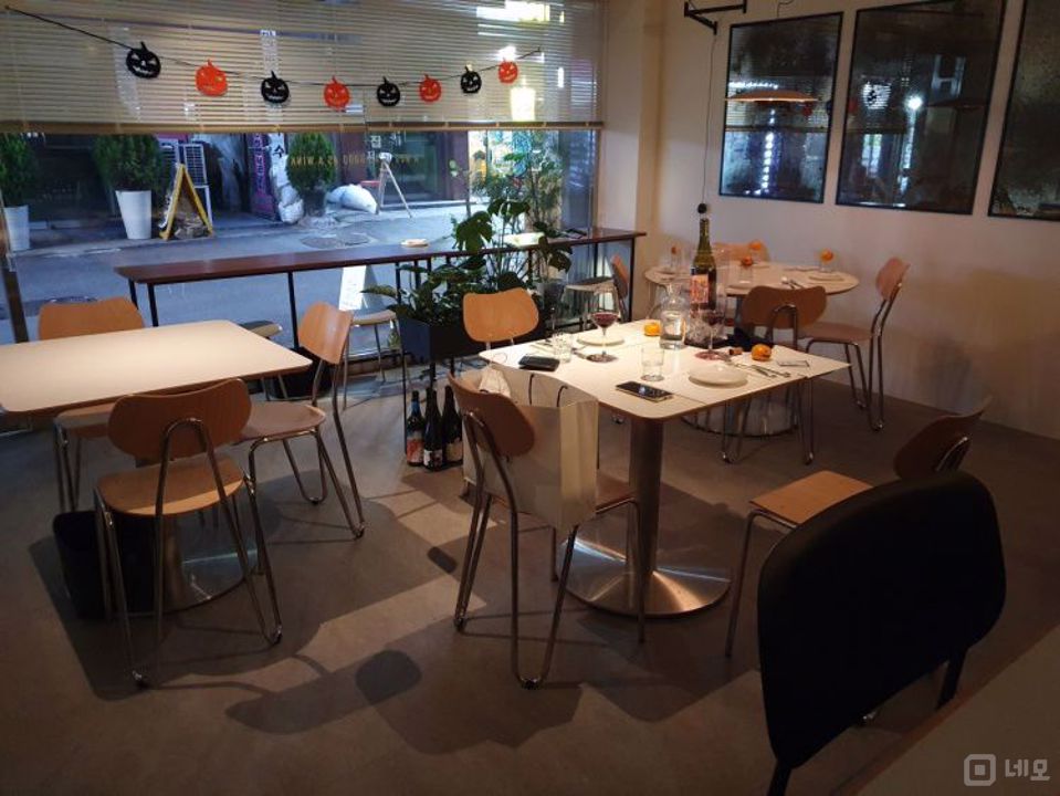 모던 인테리어 완비된 금호동3가 와인샵 매물의 2번째 사진