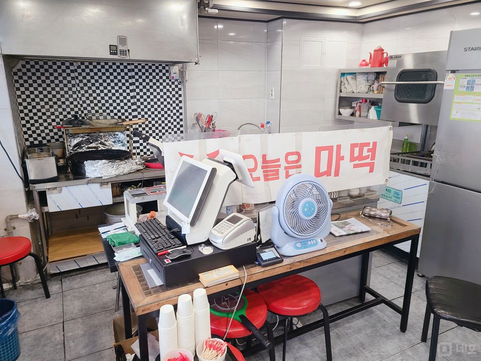 구로동 번화가에 위치한 떡볶이 전문점 매물의 2번째 사진