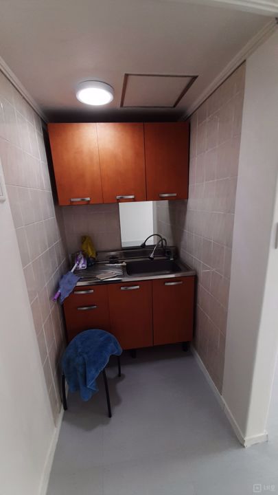 화이트톤의 깔끔하고 깨끗한, 수납공간이 많은 사무실입니다. 매물의 11번째 사진