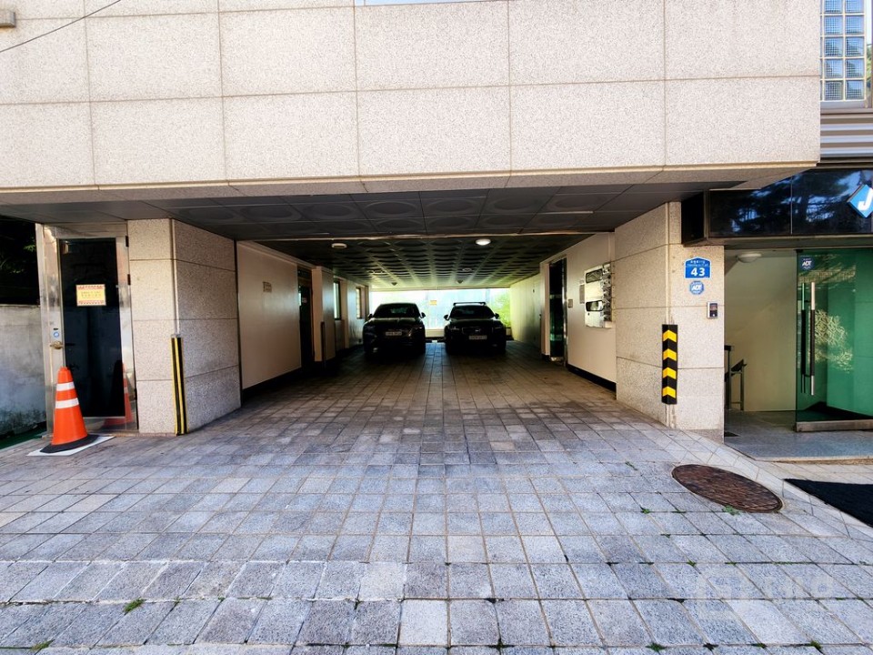 상수의 조용함과 가시성을 함께 담은 공간 매물의 12번째 사진