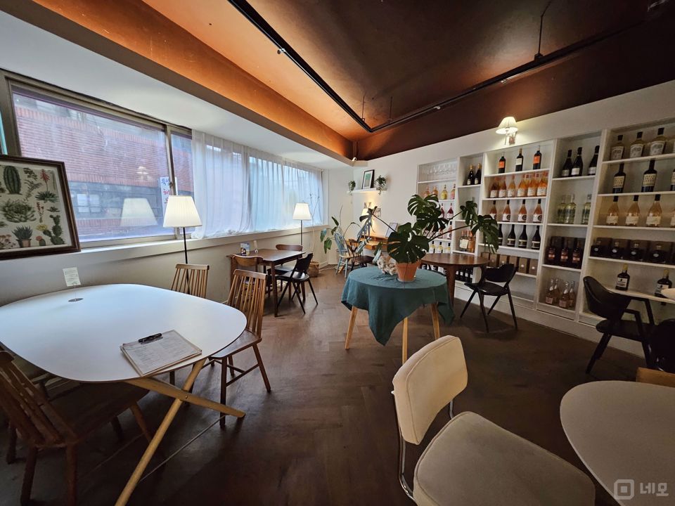 성수동 뚝도시장 메인거리에 위치한 2층 술집 매물의 2번째 사진