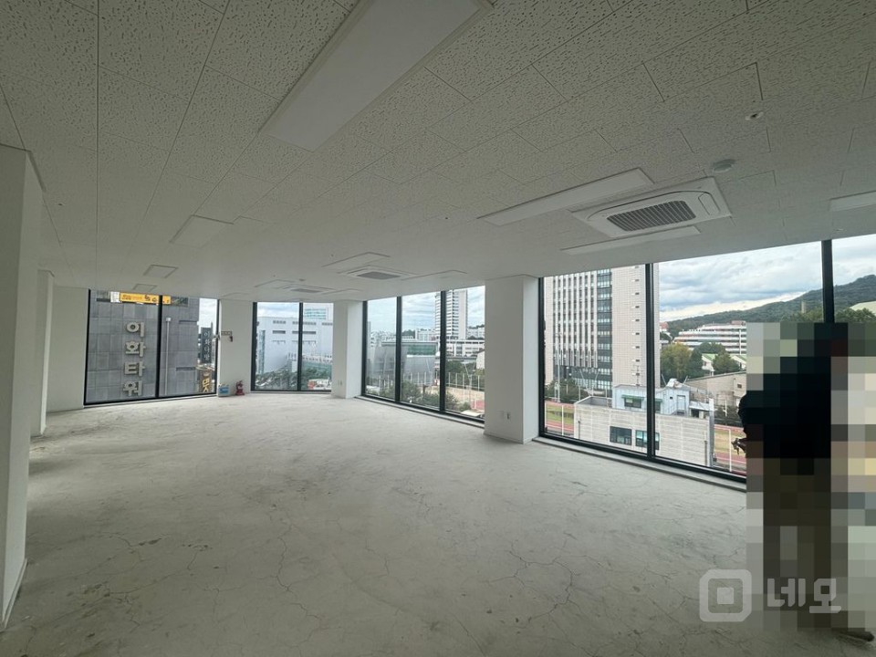 무권리 이대앞 신축 첫입주 이면 통창 개방감 좋은 상가 사무실 매물의 7번째 사진