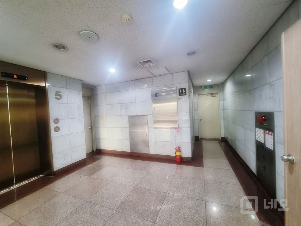  홍대 성산동사거리 대로변 가시성.가성비 아주좋은 독립단층 대형사무실!! 매물의 18번째 사진