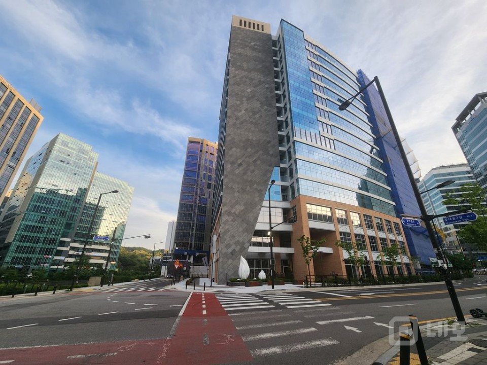 신축 오피스, 전용 10.29, 양면창, 천변 조망권 매물의 10번째 사진