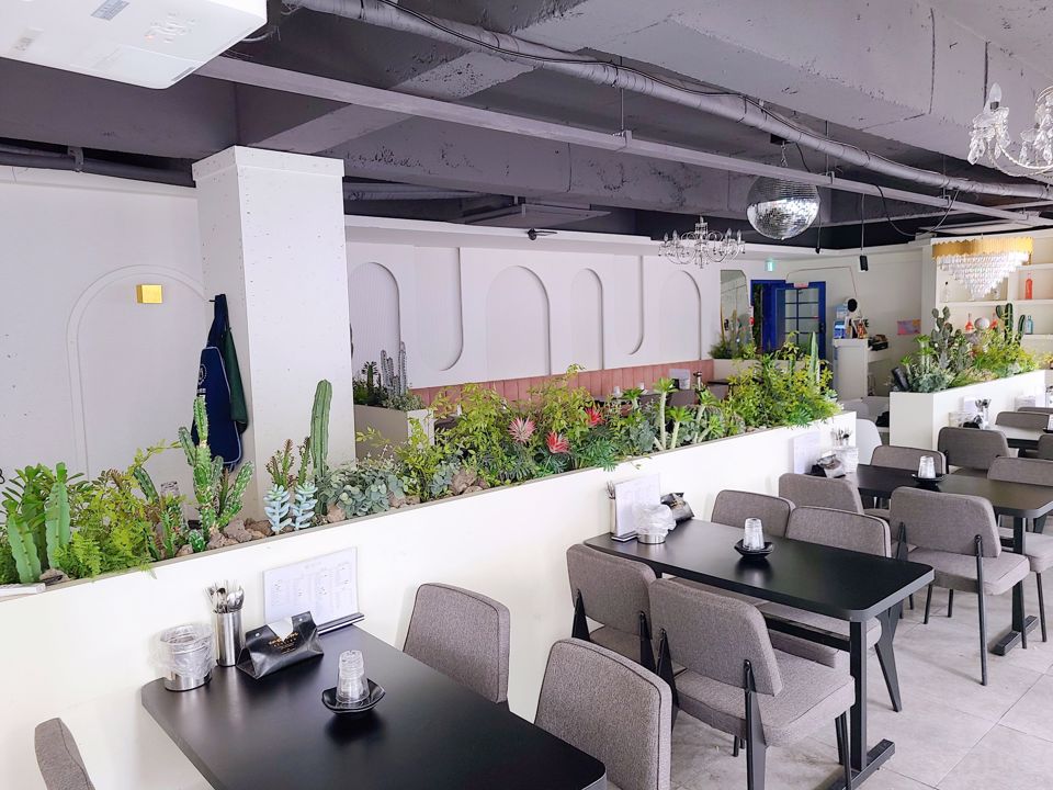 창천동 코너자리에 위치한 요리주점 매물의 2번째 사진