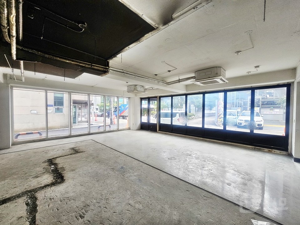 JS 홍대입구역 초역세권 1층 유동인구 많은 상가 임대 매물의 2번째 사진