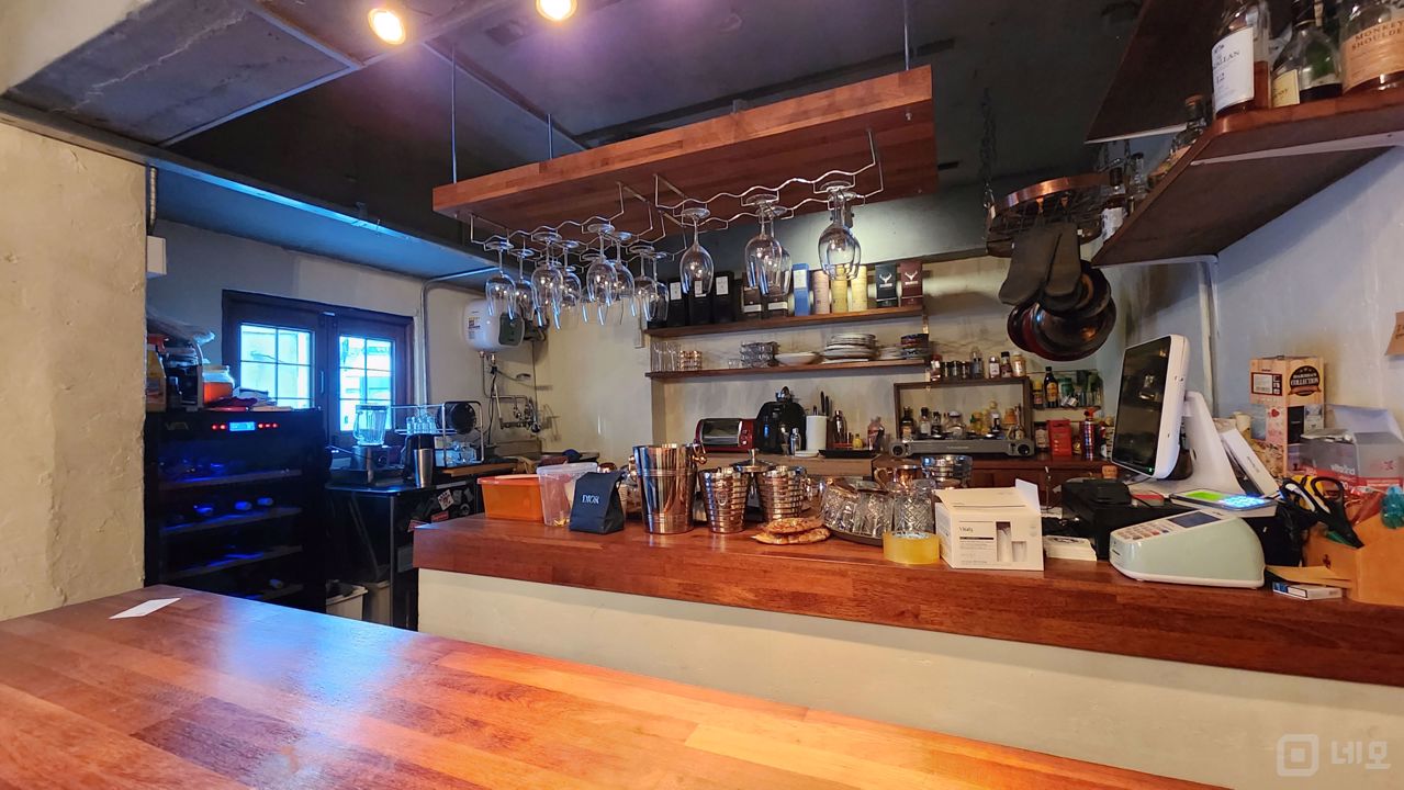 고급스러운 인테리어, 단골고객 많은 성수동 바 매물의 2번째 사진