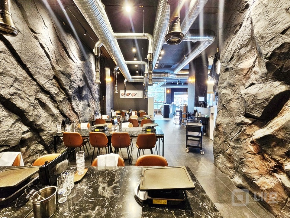 JS 홍대입구역 사거리 인근 대로변 대형 1층 상가임대 매물의 9번째 사진