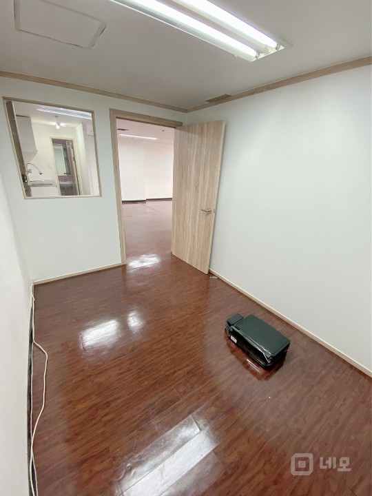신논현역 도보 5분, 공간분리가 되어있는 7,8인용 넓은 사무실입니다. 매물의 6번째 사진