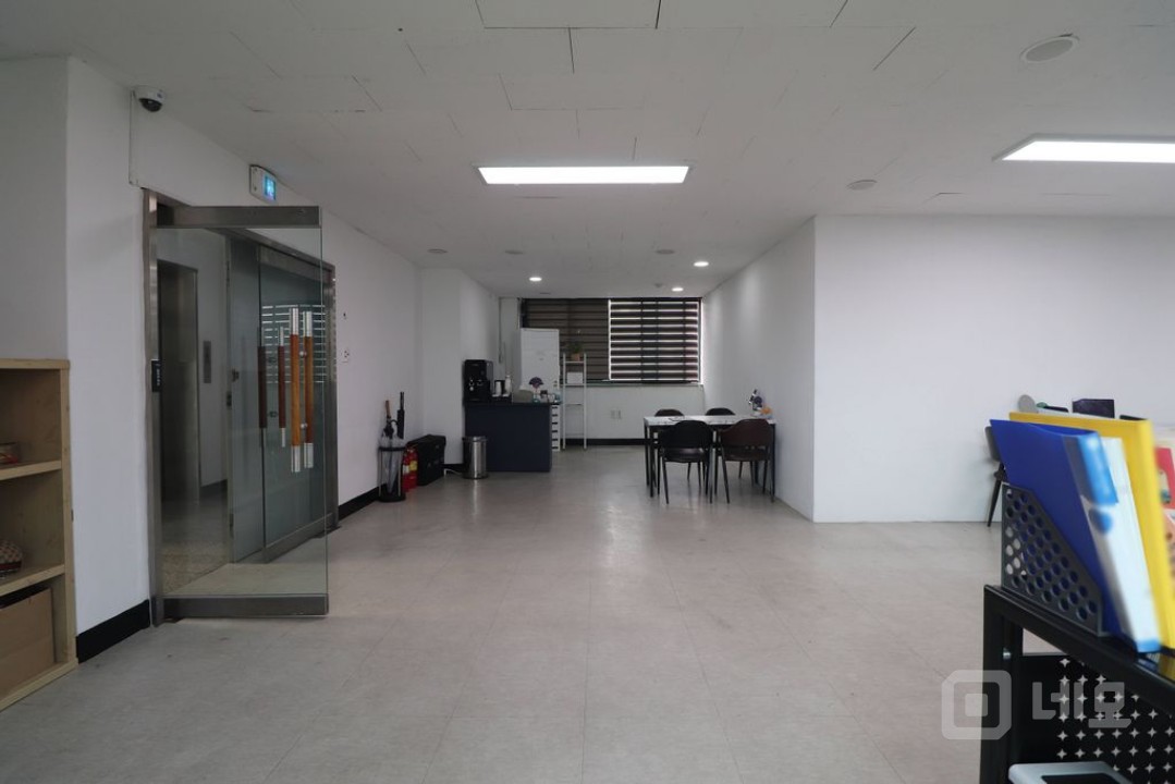 성산동 대로변 극가성비 깔끔한 스튜디오형 사무실 매물의 3번째 사진
