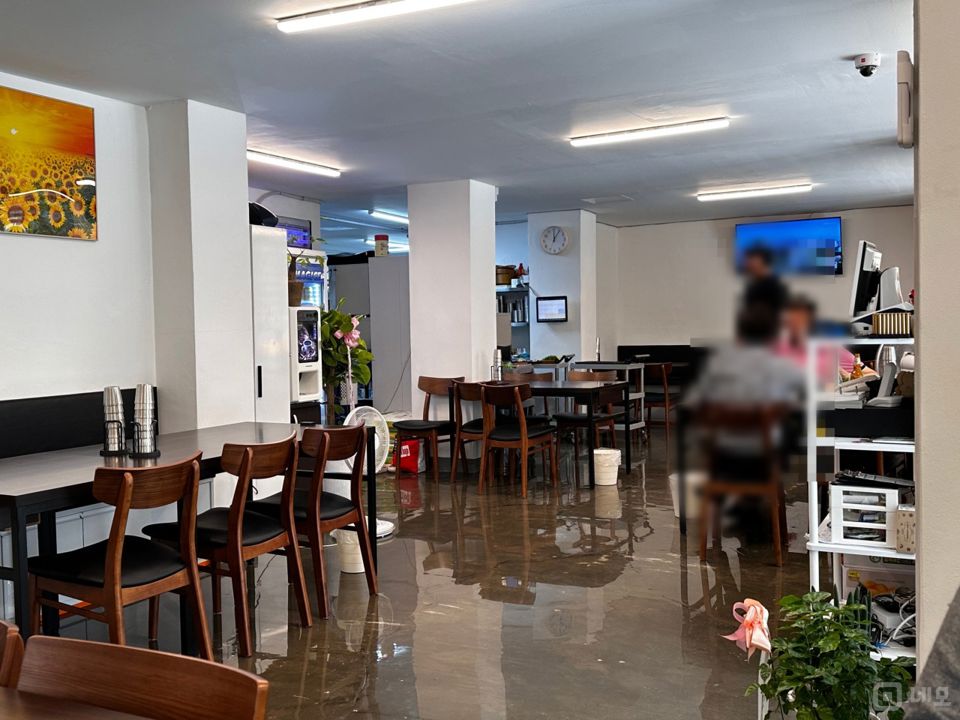 홍제동 역세권, 인테리어 및 시설 깔끔한 한식점 매물의 3번째 사진