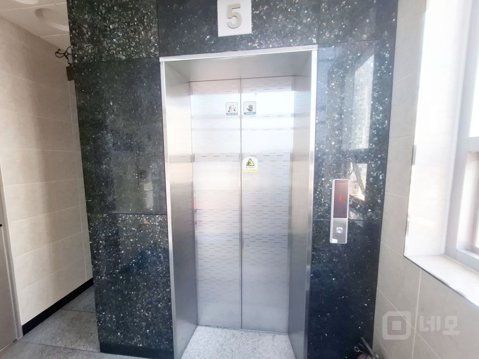 🏢✨ [마포 신수동 풀층 사무실] 꼭대기층 단독 사용의 여유! 매물의 6번째 사진