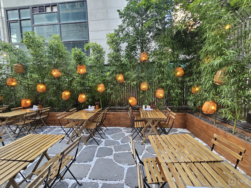 테라스 있는 역삼동 강남역 부근 번화가에 위치한 1층 해산물전문점 매물의 3번째 사진