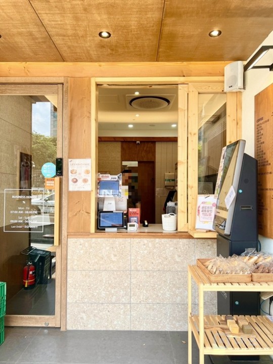 양재역 출구 앞 무권리1층 카페 매물의 2번째 사진