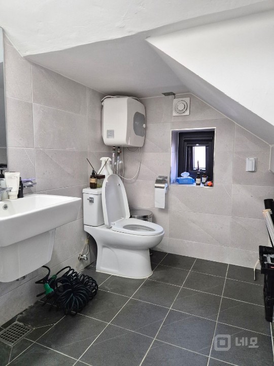 넓은 테라스 세련된 외관 화이트톤 공간  매물의 11번째 사진