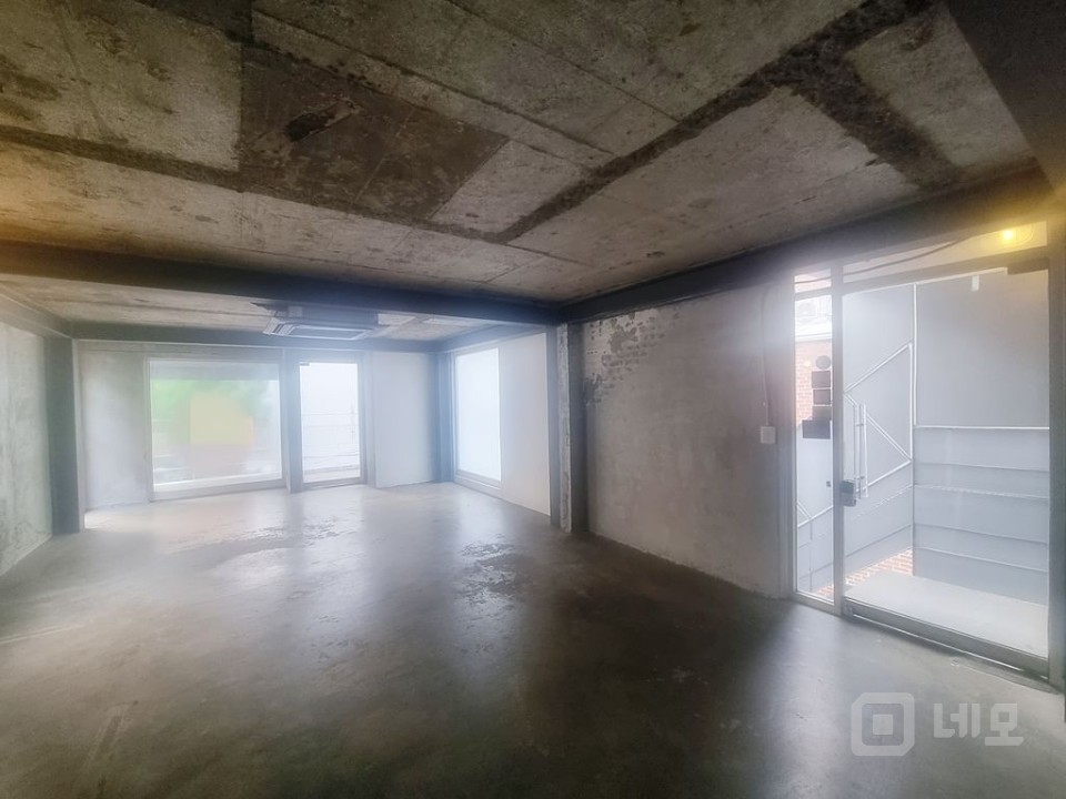 홍대 땡땡거리 빈티지스타일 가성비 좋은 테라스상가사무실!! 매물의 4번째 사진