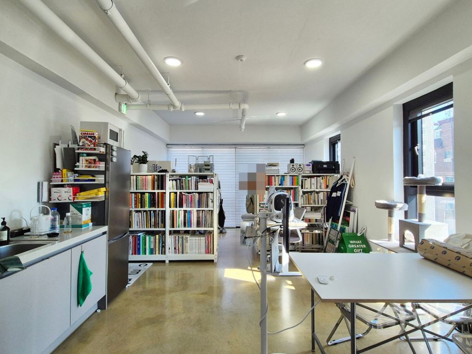 넓은 테라스 세련된 외관 화이트톤 공간  매물의 3번째 사진