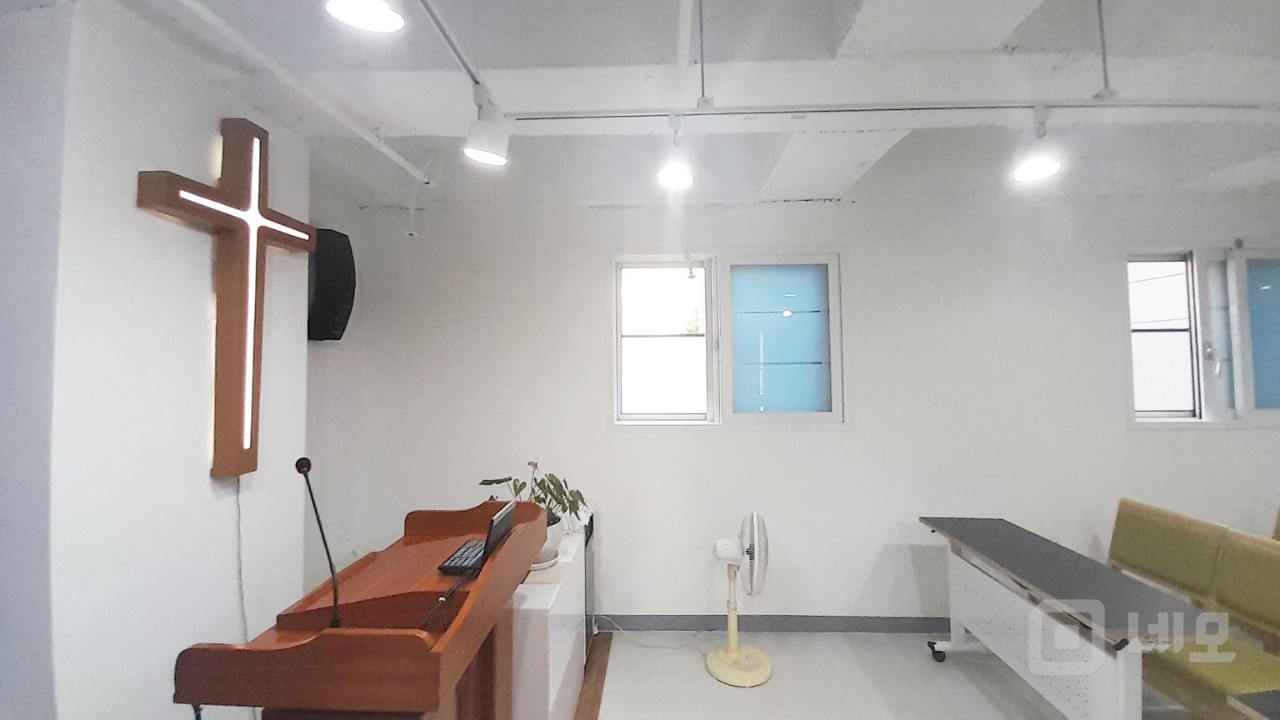 🏢 동교동 신축급 소형 오피스 임대 – 무권리 / 엘리베이터 / 주차 매물의 8번째 사진