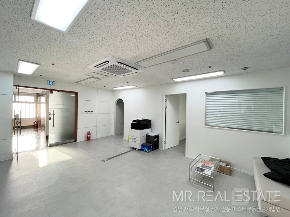 선정릉대로변초역세권 단독층 자주식주차 무권리화이트톤 홀+룸3+탕비 매물의 8번째 사진