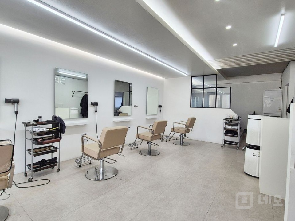 무권리 세련된 화이트톤 공간 유동인구 활발한 상권 내 위치  매물의 3번째 사진