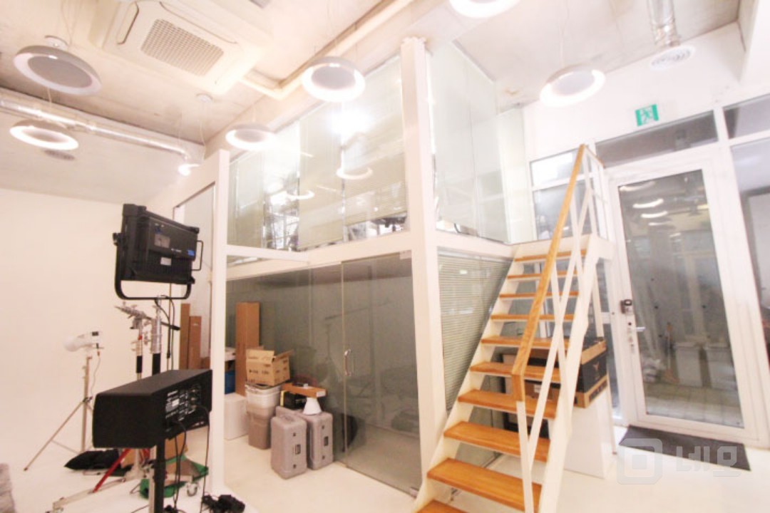 ● 나 스튜디오에요 하는 공간 입니다 ~~ 지하 스튜디오 시설 완비 !! 매물의 9번째 사진