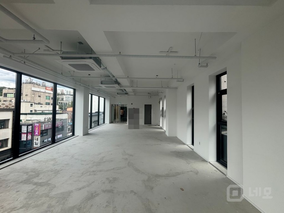 무권리 이대앞 신축 첫입주 이면 통창 개방감 좋은 상가 사무실 매물의 5번째 사진