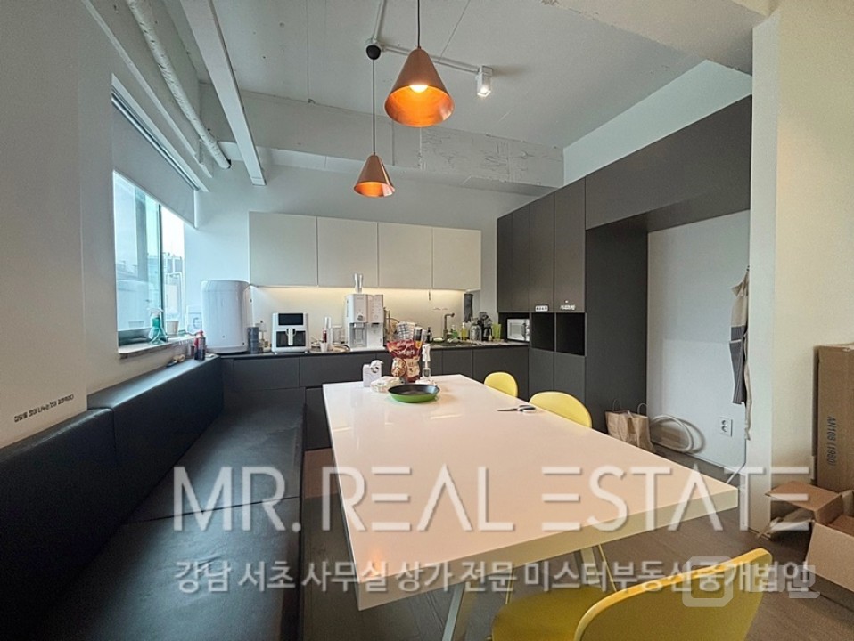 도산공원사거리.대로변.인테리어ACE사무실.발렛가능 매물의 1번째 사진