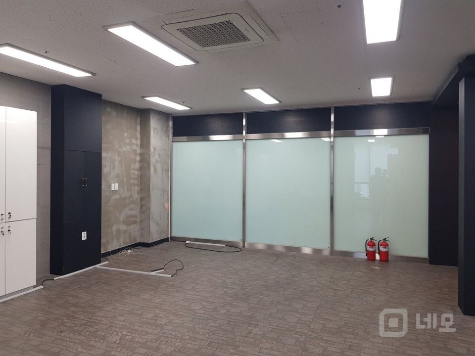 냉난방기옵션풀옵션사무실인테리어작살집기사용가능몸만들어가면되는삼실법인강추 매물의 18번째 사진