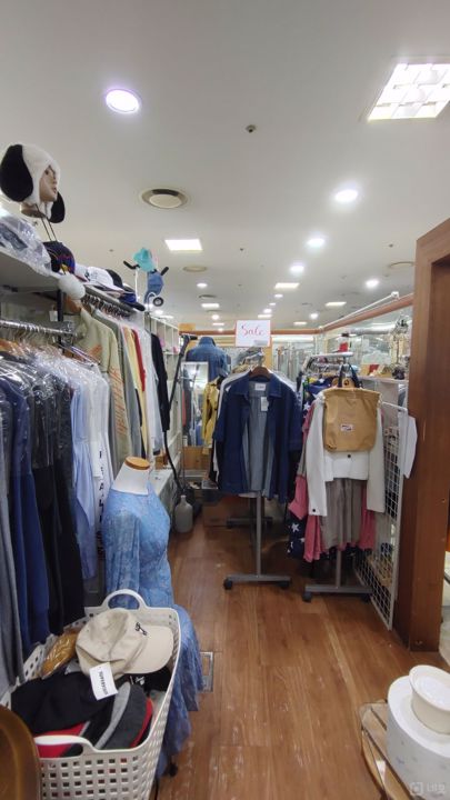 반포동 초역세권, 다양하게 이용 가능한 의류판매점 매물의 1번째 사진