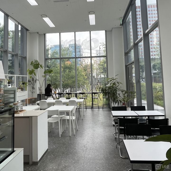 가산동 가산디지털단지역 역세권, 지식산업센터 상가층 위치한 카페 매물의 1번째 사진