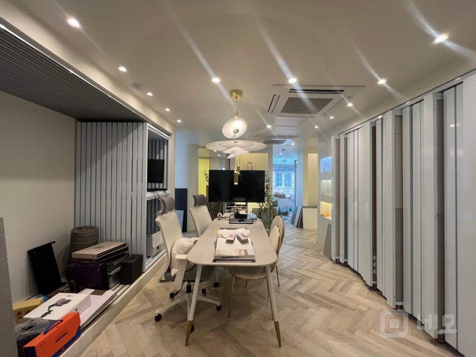 인테리어, 시설 완비 된 상가, 사무실, 3면 창으로 개방방 우수 매물의 2번째 사진