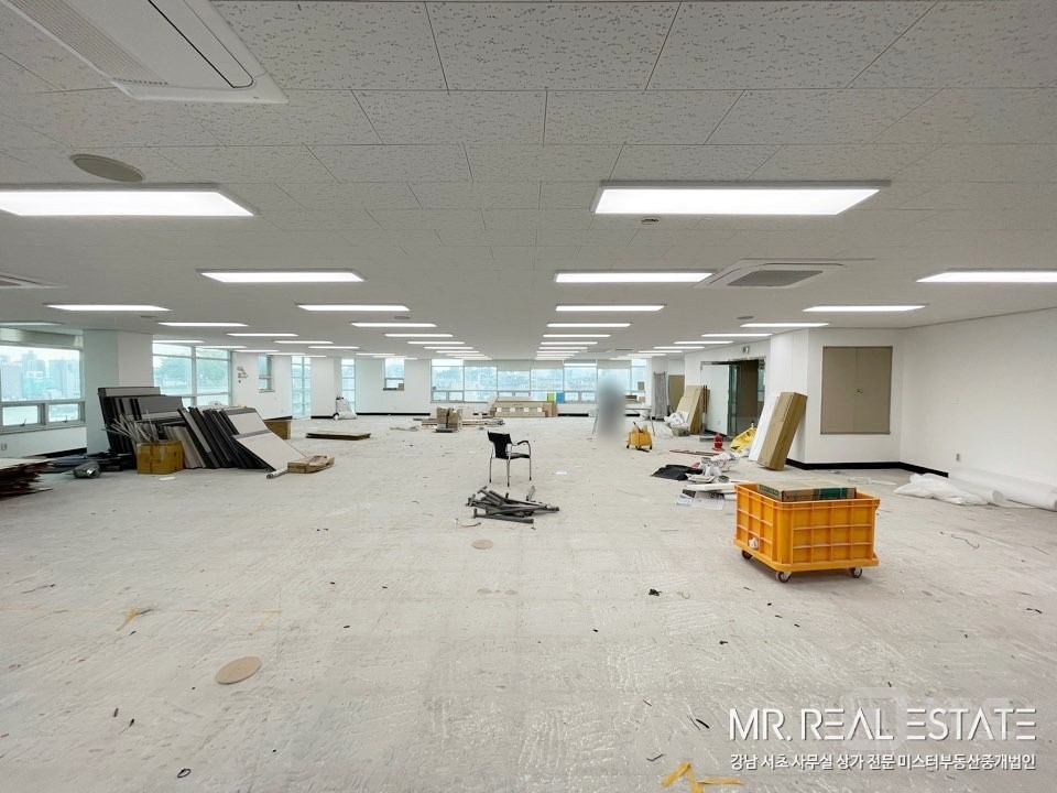 사진有 언주역 2분 채광 우수. 밝은 분위기의 사무실. 매물의 1번째 사진