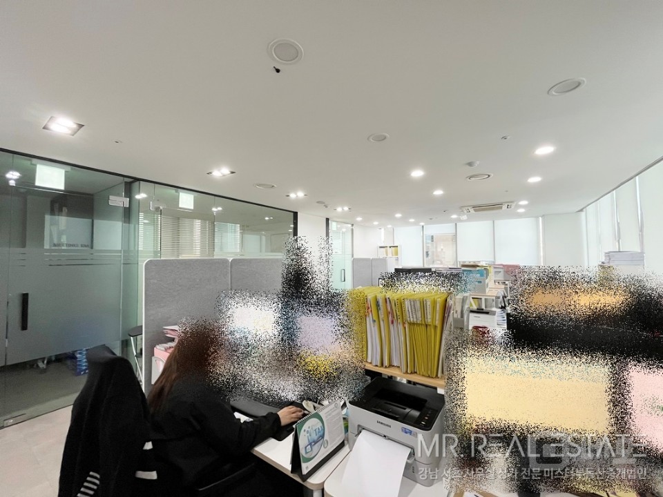 논현역1분 초역세권 단독층 빠른입주 대로변코너 무권리화이트톤인테리어 매물의 5번째 사진