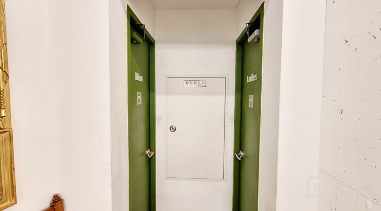 연층 1층 2층 논현역 자생병원 바로 옆 가시성 뛰어난 카페자리 매물의 8번째 사진