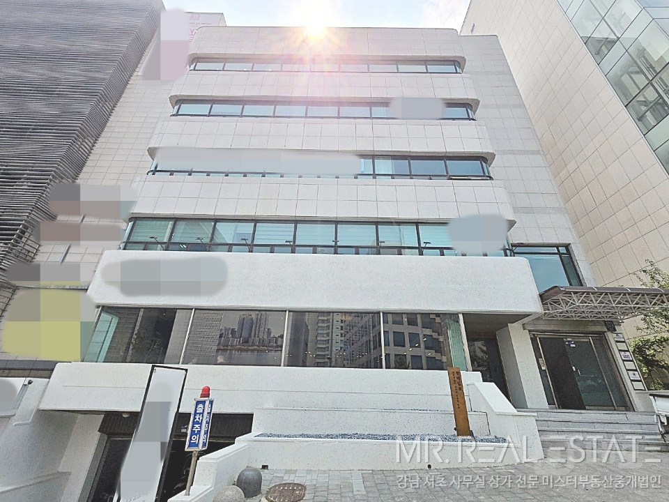 삼성중앙역 바로앞. 내외관 ACE.대로변빌딩.가성비甲 매물의 1번째 사진