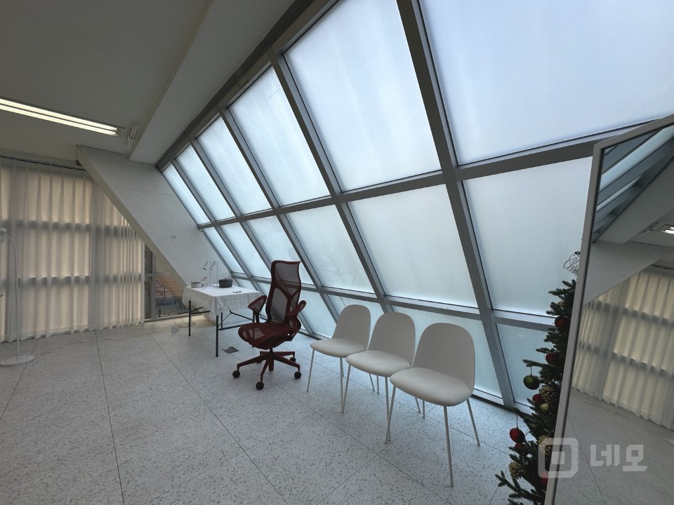 🧡화이트톤 채광 좋은 쇼룸 인테리어 무권리 상가🧡 매물의 3번째 사진